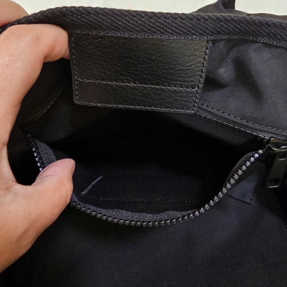 THE MARC JACOBS Logo Canvas Tote - Picture 12 of 17